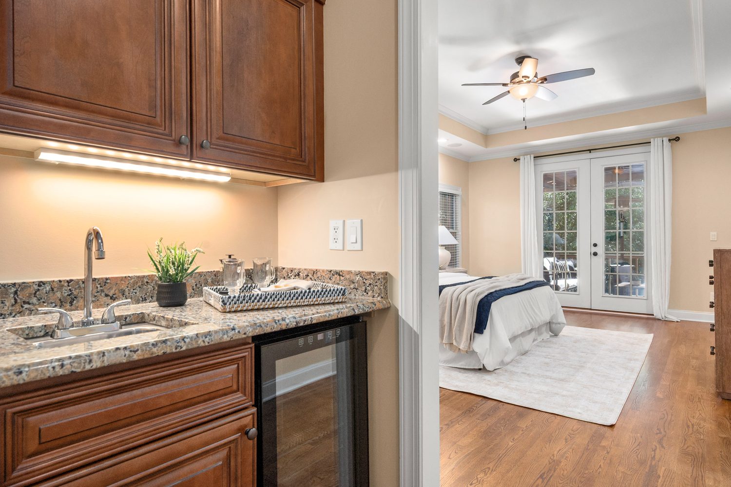 Primary suite wet bar